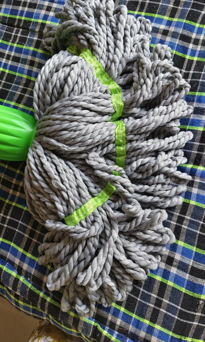 Self-twisting Water Rotating Mop